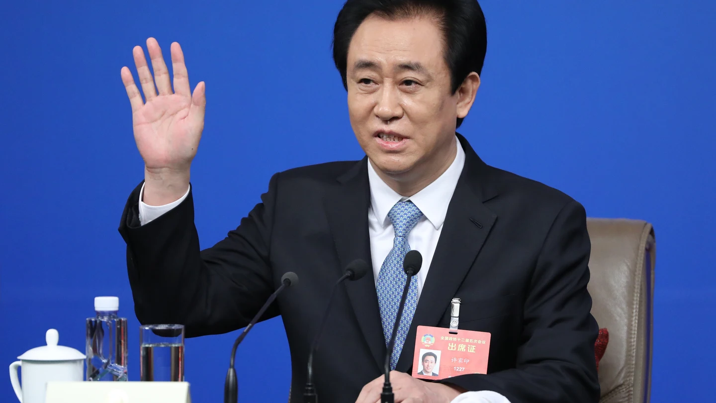 El fundador del gigante inmobiliario chino Evergrande, Xu Jiayin, durante una rueda de prensa celebrada en el marco de la quinta sesión de la XII Conferencia Consultiva Política del Pueblo Chino El fundador del gigante inmobiliario chino Evergrande, Xu Jiayin, durante una rueda de prensa celebrada en el marco de la quinta sesión de la XII Conferencia Consultiva Política del Pueblo Chino