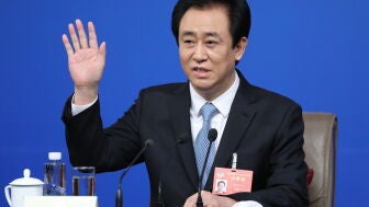 El fundador del gigante inmobiliario chino Evergrande, Xu Jiayin, durante una rueda de prensa celebrada en el marco de la quinta sesi&oacute;n de la XII Conferencia Consultiva Pol&iacute;tica del Pueblo Chino