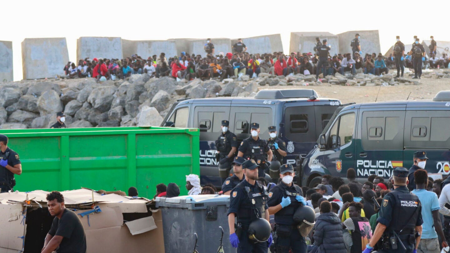 Realojan a los migrantes de la playa del Trampol&iacute;n de Ceuta a espacios temporales de acogida habilitados por el Gobierno
