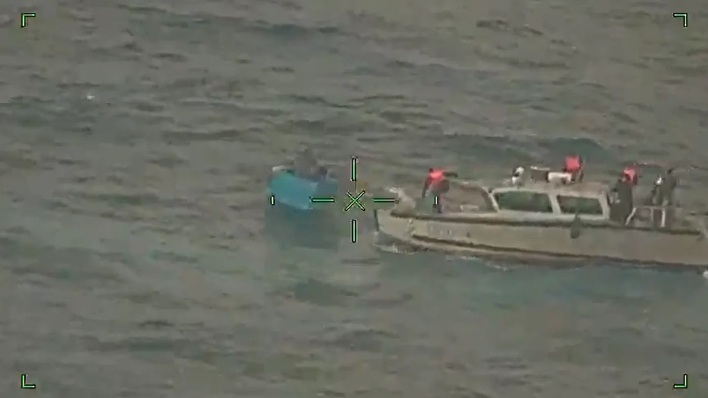 Rescatan a dos pescadores en México después de estar cinco días en altamar sobre una nevera Rescatan a dos pescadores en México después de estar cinco días en altamar sobre una nevera