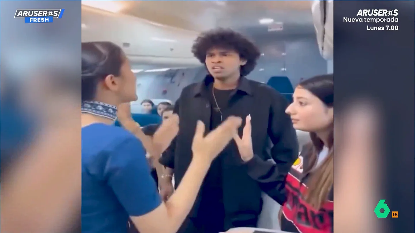Se va de viaje con su novia y se encuentra a su 'otra novia' en el avión: así fue el tenso momento Se va de viaje con su novia y se encuentra a su 'otra novia' en el avión: así fue el tenso momento