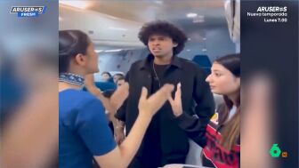 Se va de viaje con su novia y se encuentra a su 'otra novia' en el avi&oacute;n: as&iacute; fue el tenso momento