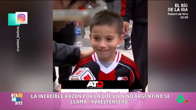 Un reportero est&aacute; charlando con la afici&oacute;n del River Plate cuando encuentra a un ni&ntilde;o con un nombre sorprendente. Su padre llega, incluso, a mostrarle el documento de identidad del peque&ntilde;o para mostrar que su nombre es real. 