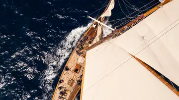 Velero clásico en Menorca Velero clásico en Menorca