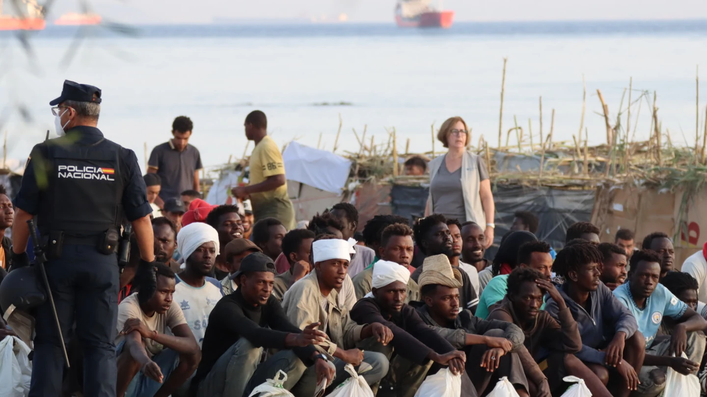 Realojan a los migrantes de la playa del Trampolín de Ceuta a espacios temporales de acogida habilitados por el Gobierno Realojan a los migrantes de la playa del Trampolín de Ceuta a espacios temporales de acogida habilitados por el Gobierno