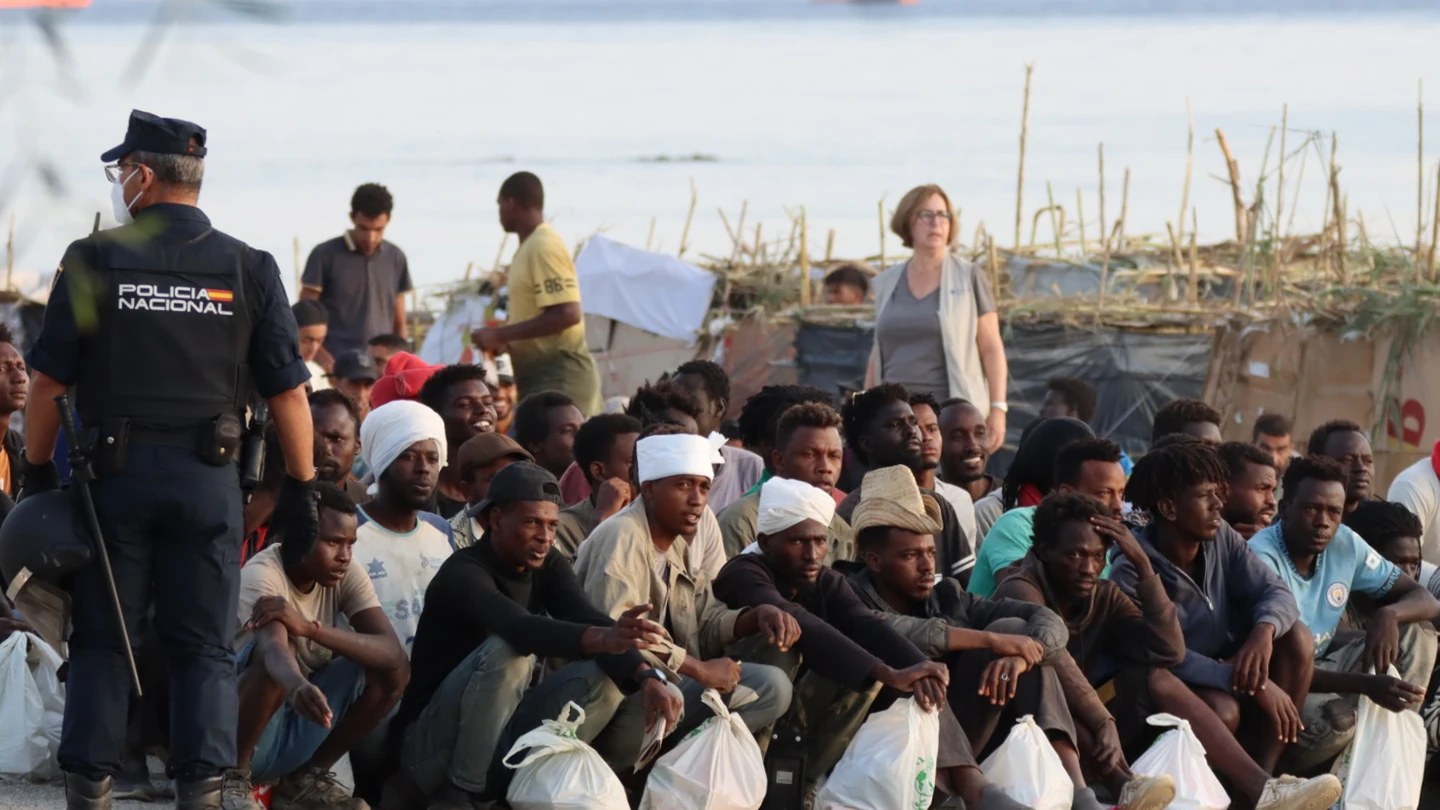 Realojan a los migrantes de la playa del Trampolín de Ceuta a espacios temporales de acogida habilitados por el Gobierno Realojan a los migrantes de la playa del Trampolín de Ceuta a espacios temporales de acogida habilitados por el Gobierno