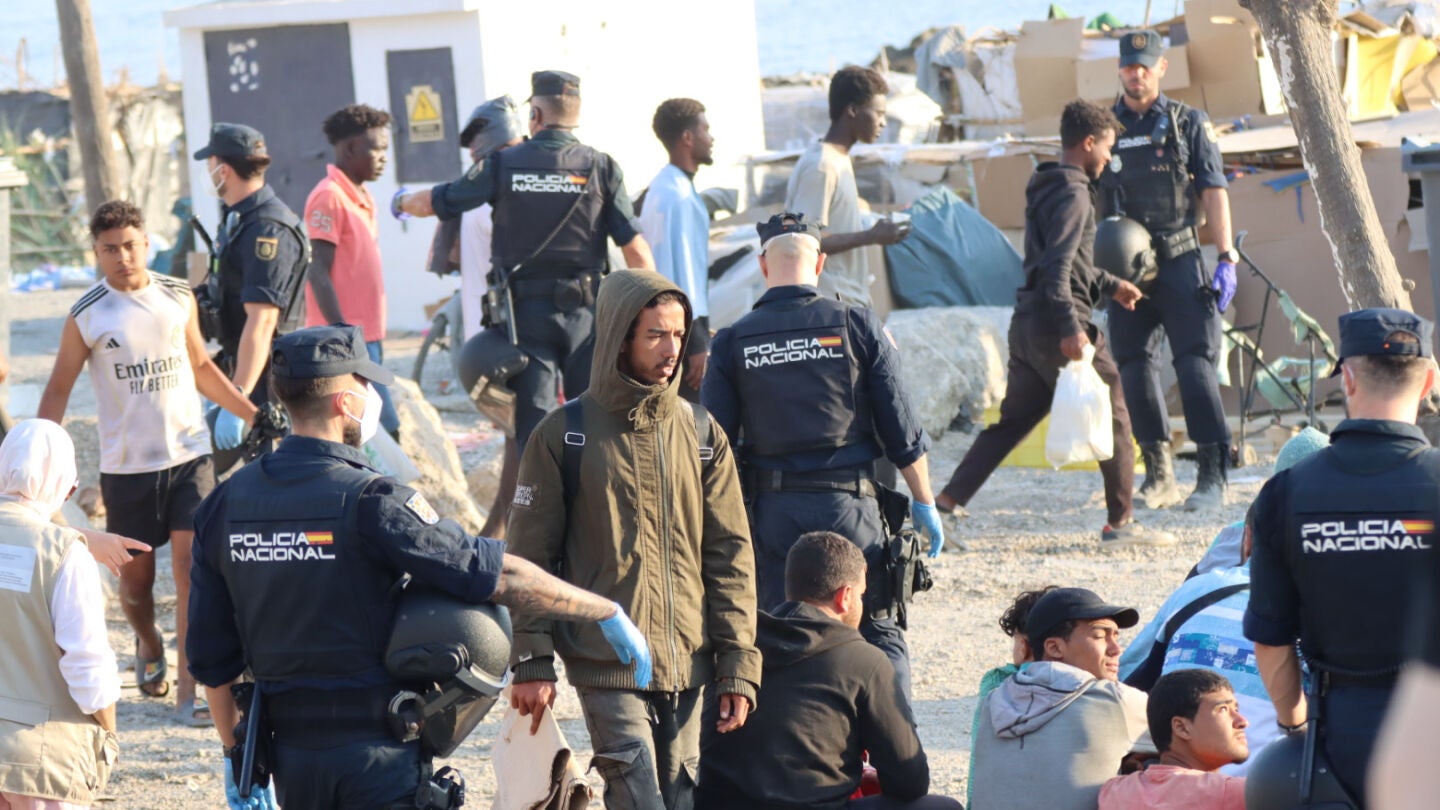 Realojan a los migrantes de la playa del Trampolín de Ceuta a espacios temporales de acogida habilitados por el Gobierno