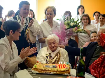 La española Josefa Álvarez Rodríguez cuando cumplió 110 años junto a familiares y amigos La española Josefa Álvarez Rodríguez cuando cumplió 110 años junto a familiares y amigos