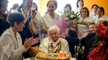 La española Josefa Álvarez Rodríguez cuando cumplió 110 años junto a familiares y amigos La española Josefa Álvarez Rodríguez cuando cumplió 110 años junto a familiares y amigos