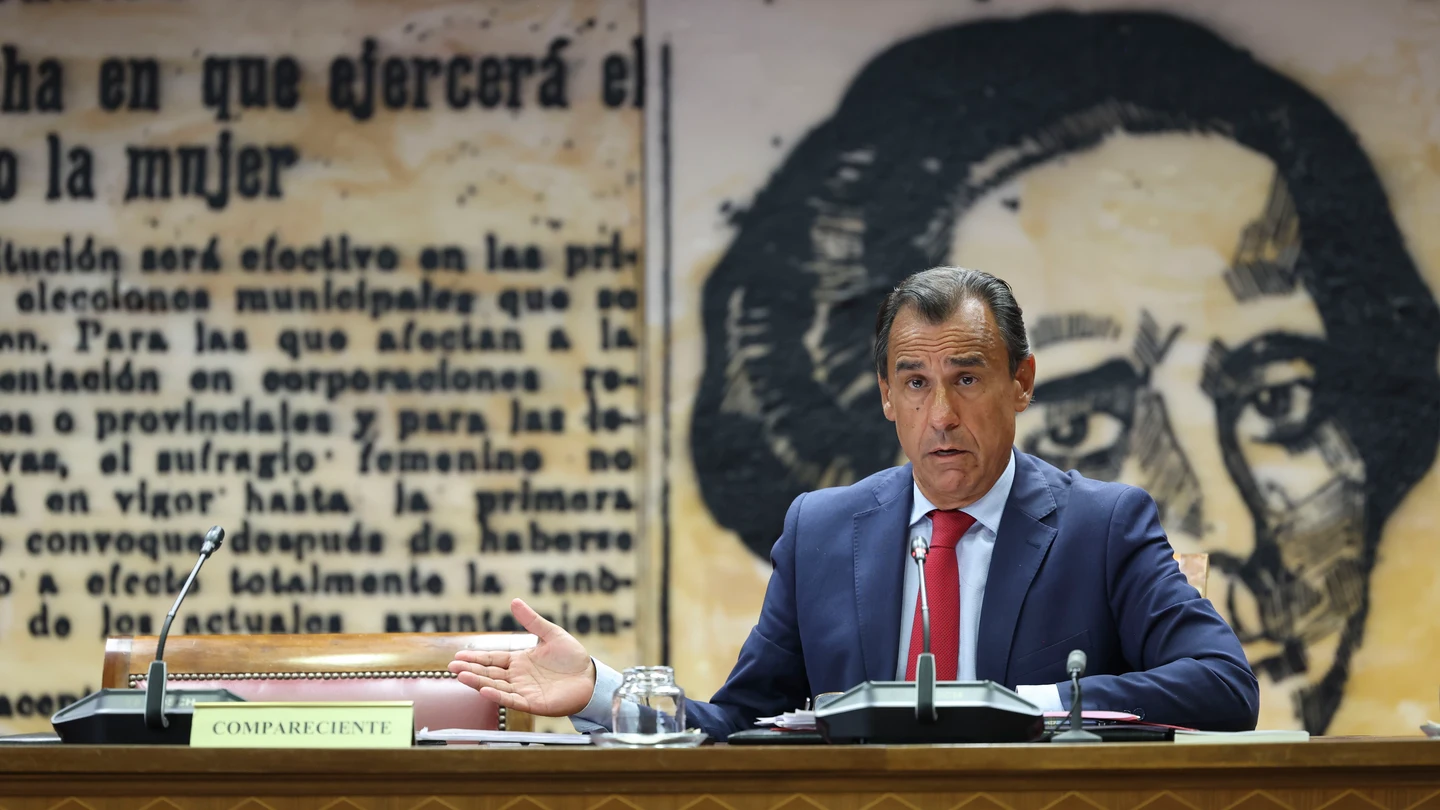 Fernando Martínez-Maillo preside la Comisión de Interior del Senado y señala la silla vacía del ministro del Interior, Fernando Grande-Marlaka Fernando Martínez-Maillo preside la Comisión de Interior del Senado y señala la silla vacía del ministro del Interior, Fernando Grande-Marlaka
