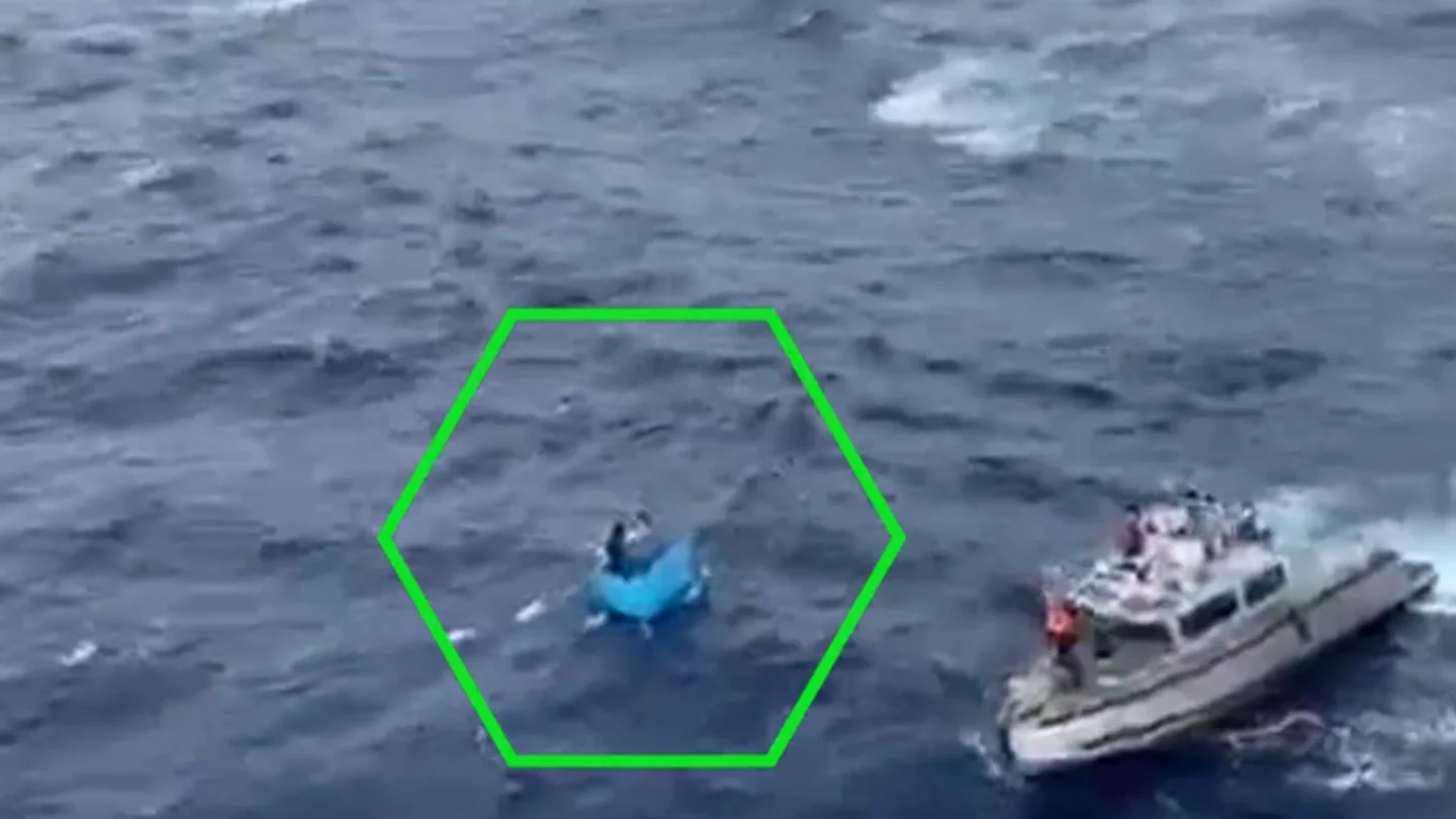 Rescatan a dos pescadores en México después de estar cinco días en altamar sobre una nevera Rescatan a dos pescadores en México después de estar cinco días en altamar sobre una nevera