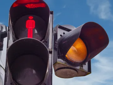 El color de los semáforos que desaparece en España el 1 de octubre: llevamos años utilizándolo mal El color de los semáforos que desaparece en España el 1 de octubre: llevamos años utilizándolo mal