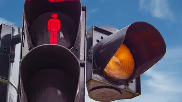 El color de los semáforos que desaparece en España el 1 de octubre: llevamos años utilizándolo mal El color de los semáforos que desaparece en España el 1 de octubre: llevamos años utilizándolo mal