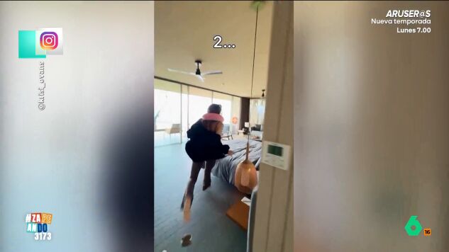 La chica va a pasar las vacaciones en un lugar paradis&iacute;aco y, por ese motivo, quiere ense&ntilde;ar su habitaci&oacute;n de la manera m&aacute;s espectacular. Lo que no espera es c&oacute;mo va a acabar su v&iacute;deo. 