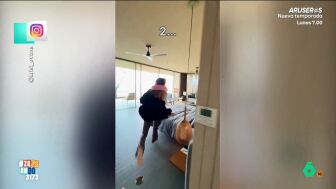 La chica va a pasar las vacaciones en un lugar paradis&iacute;aco y, por ese motivo, quiere ense&ntilde;ar su habitaci&oacute;n de la manera m&aacute;s espectacular. Lo que no espera es c&oacute;mo va a acabar su v&iacute;deo. 