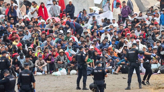 La polic&iacute;a vigila a migrantes que contin&uacute;an viviendo en las inmediaciones de la playa del Trampol&iacute;n en Ceuta, este viernes.