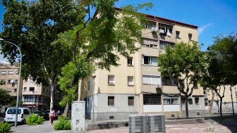 Una mujer ha resultado herida la madrugada de este viernes por arma de fuego en un tiroteo en el interior de su domicilio de la calle Simancas en el barrio de Artigues de la ciudad de Badalona (Barcelona). 