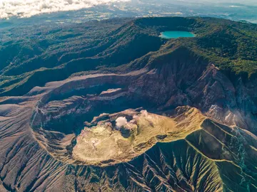 Cráter y laguna del volcán Poás Cráter y laguna del volcán Poás