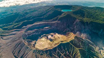 Cráter y laguna del volcán Poás Cráter y laguna del volcán Poás
