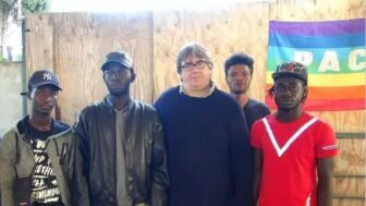 El Vaticano destituye al "cura de los clandestinos" que acog&iacute;a a 250 migrantes en dos parroquias de la Toscana (Italia)