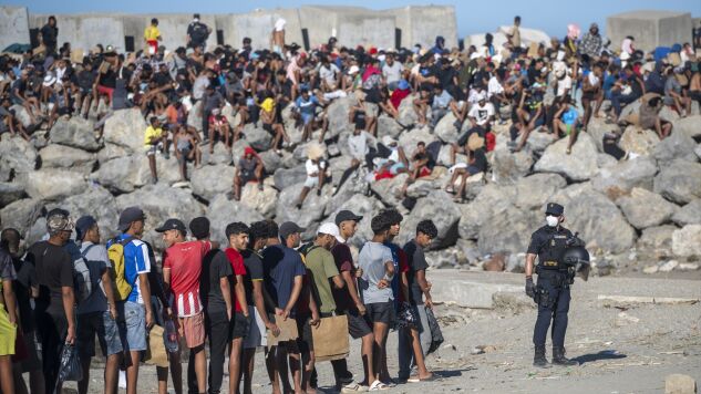 Varios inmigrantes en una playa en Ceuta.