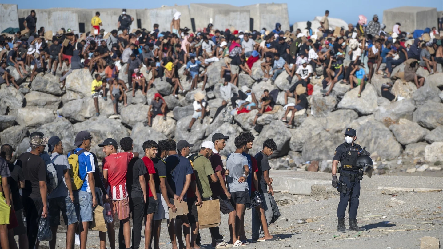 Varios inmigrantes en una playa en Ceuta. Varios inmigrantes en una playa en Ceuta.