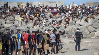 Varios inmigrantes en una playa en Ceuta.