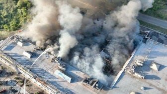 Bomberos trabajan en el lugar de un centro comercial alcanzado por ataques de drones rusos en Krivi Rig, en medio del ataque de Rusia contra Ucrania.