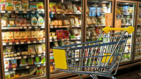 Carrito de la compra vacío en un supermercado Carrito de la compra vacío en un supermercado
