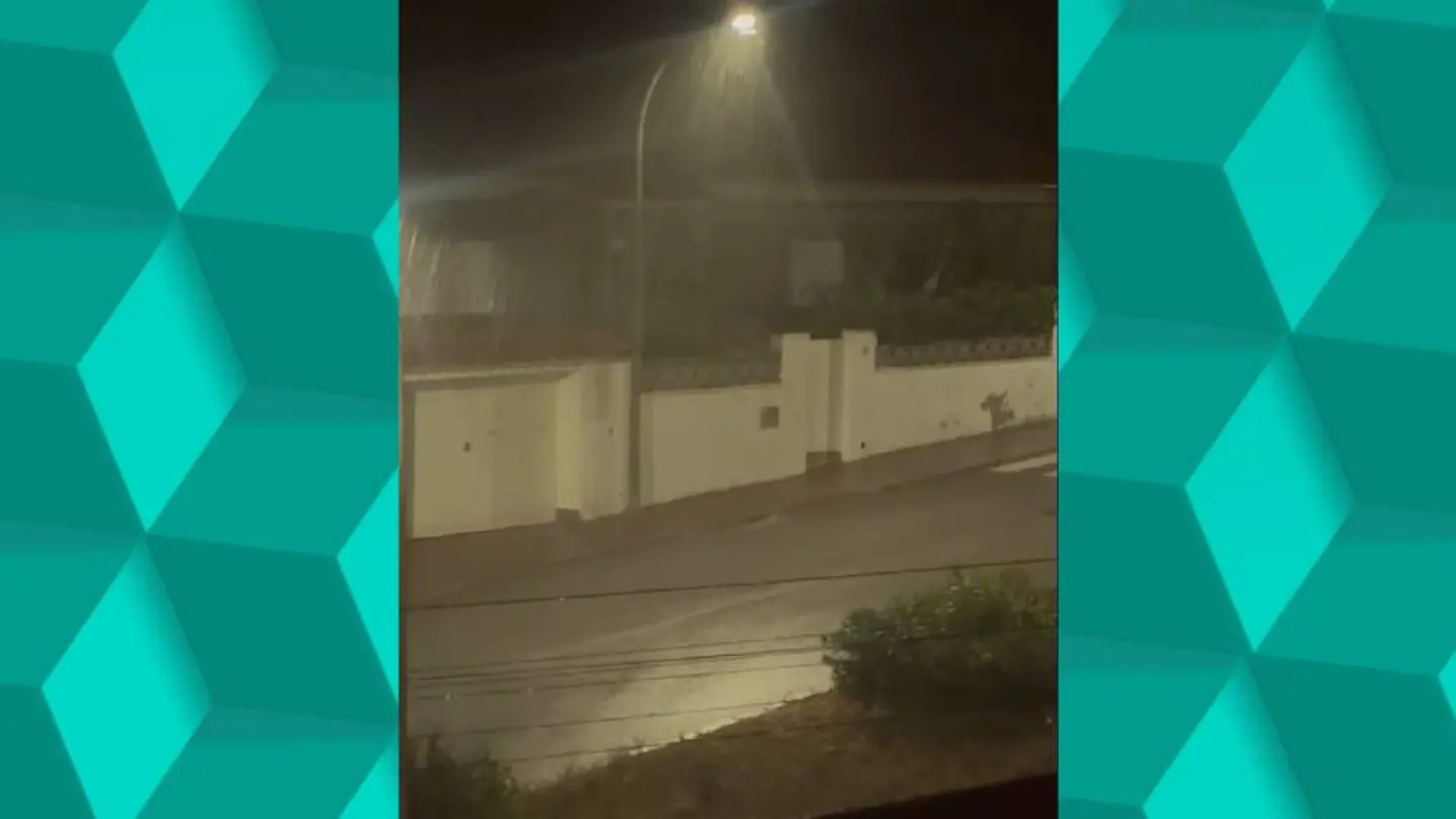 Imagen de las lluvias en Comarruga (Tarragona) durante la noche Imagen de las lluvias en Comarruga (Tarragona) durante la noche