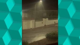 Imagen de las lluvias en Comarruga (Tarragona) durante la noche