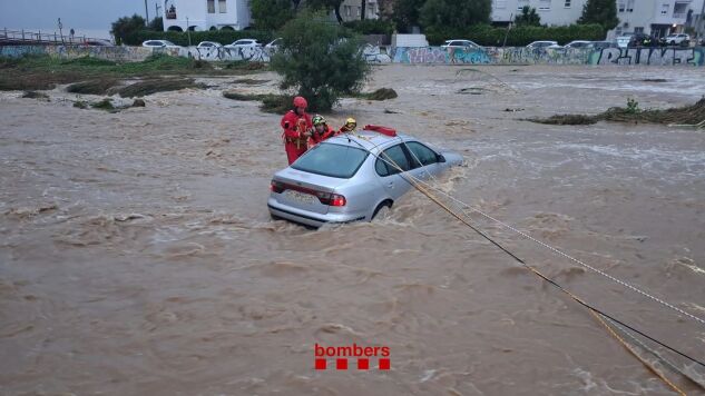 Bombers durante las labores de rescate por lluvias torrenciales en Tarragona.