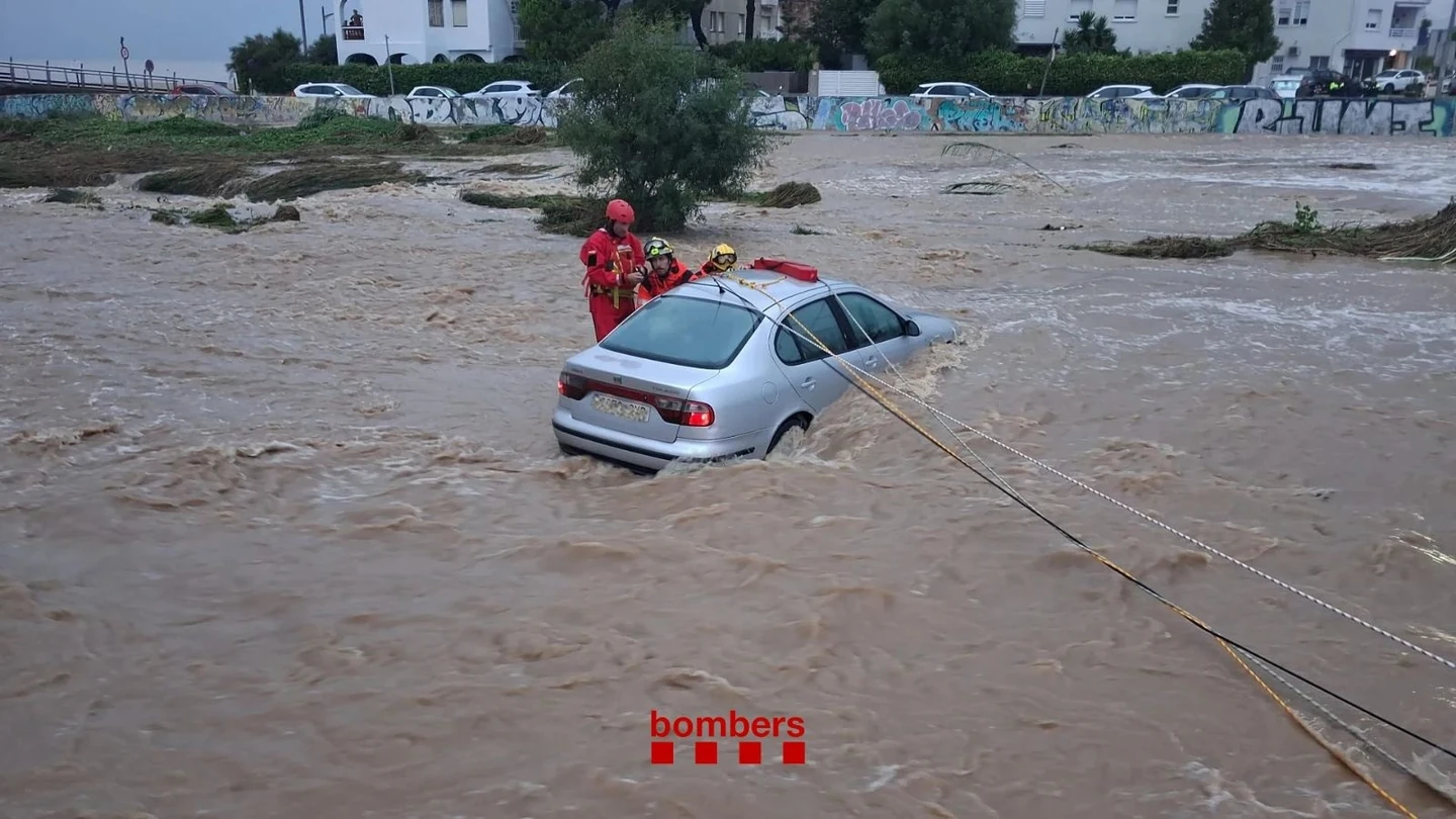 Bombers durante las labores de rescate por lluvias torrenciales en Tarragona. Bombers durante las labores de rescate por lluvias torrenciales en Tarragona.
