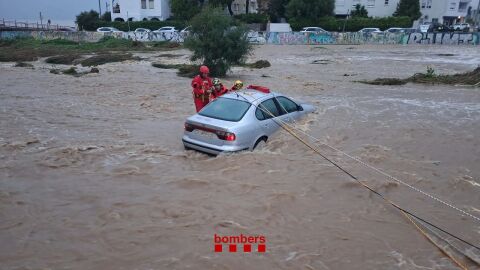 Bombers durante las labores de rescate por lluvias torrenciales en Tarragona.