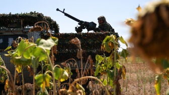 Un militar del Ej&eacute;rcito de Rusia en la provincia ucraniana de Jers&oacute;n, parcialmente ocupada en el marco de la invasi&oacute;n desatada en febrero de 2022