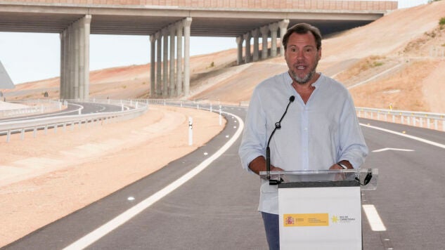 El ministro de Transportes y Movilidad Sostenible, &Oacute;scar Puente, durante el acto de puesta en servicio de dos nuevos tramos de la Autov&iacute;a del Duero (A-11) en el entorno de Valbuena de Duero (Valladolid), este lunes.