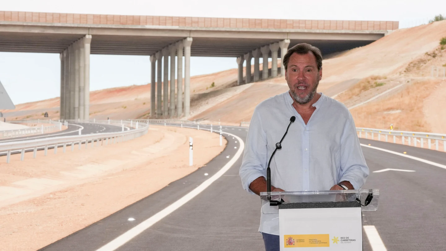 El ministro de Transportes y Movilidad Sostenible, Óscar Puente, durante el acto de puesta en servicio de dos nuevos tramos de la Autovía del Duero (A-11) en el entorno de Valbuena de Duero (Valladolid), este lunes. El ministro de Transportes y Movilidad Sostenible, Óscar Puente, durante el acto de puesta en servicio de dos nuevos tramos de la Autovía del Duero (A-11) en el entorno de Valbuena de Duero (Valladolid), este lunes.