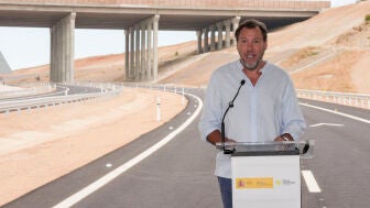 El ministro de Transportes y Movilidad Sostenible, &Oacute;scar Puente, durante el acto de puesta en servicio de dos nuevos tramos de la Autov&iacute;a del Duero (A-11) en el entorno de Valbuena de Duero (Valladolid), este lunes.