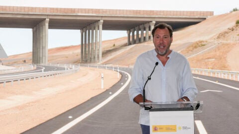 El ministro de Transportes y Movilidad Sostenible, &Oacute;scar Puente, durante el acto de puesta en servicio de dos nuevos tramos de la Autov&iacute;a del Duero (A-11) en el entorno de Valbuena de Duero (Valladolid), este lunes.