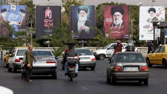 Pancartas con im&aacute;genes del difunto l&iacute;der Supremo de Ir&aacute;n, el ayatol&aacute; Al&iacute; Jamenei, en una calle de Teher&aacute;n, Ir&aacute;n.