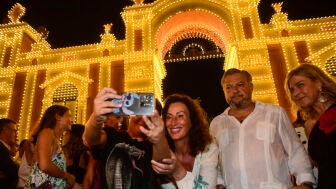 La alcaldesa de Almer&iacute;a, Mar&iacute;a del Mar V&aacute;zquez (c), junto al concejal de Cultura, Diego Cruz, tras realizar el encendido de la portada del recinto ferial de Almer&iacute;a el pasado d&iacute;a 18