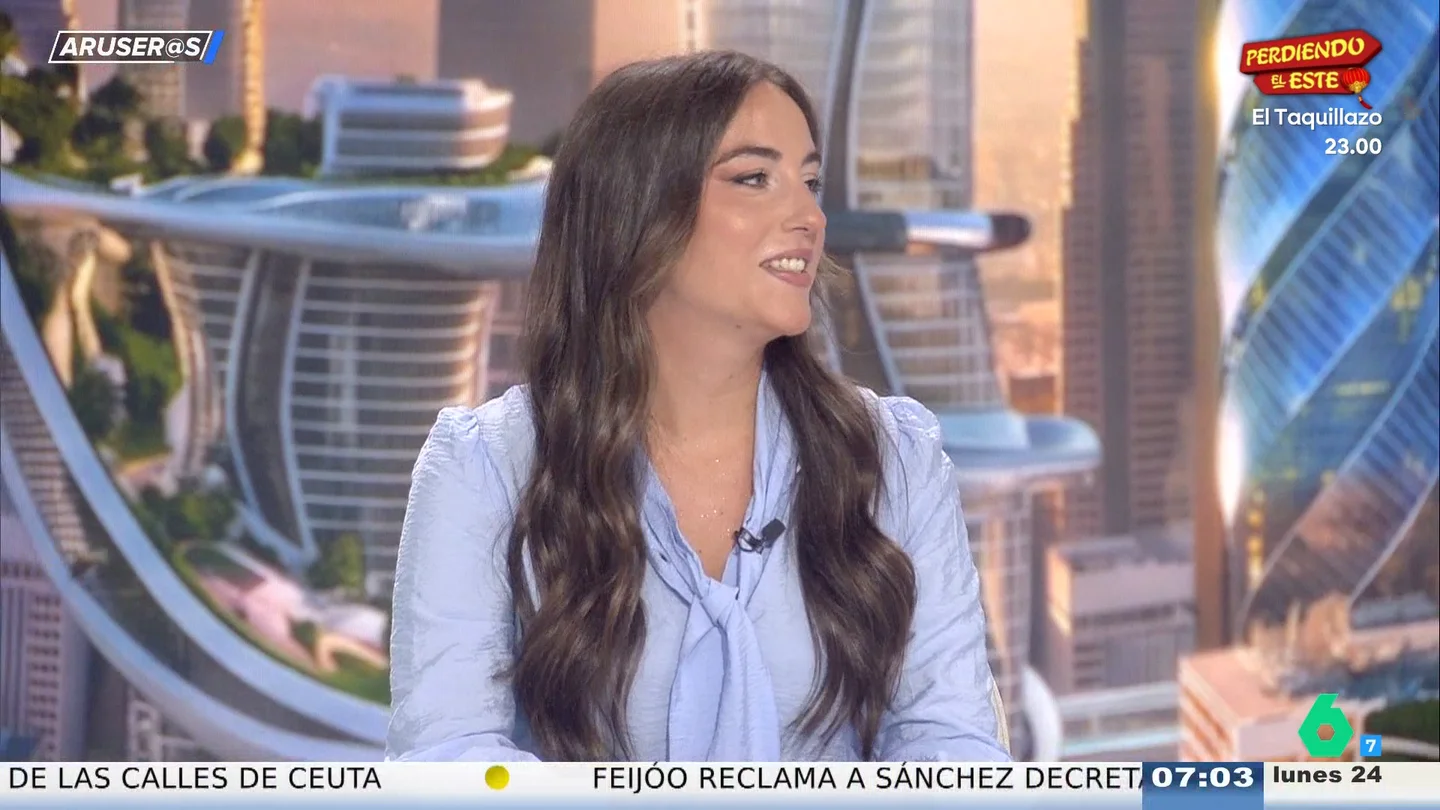La "novatada" a Elena Godessart como nueva colaboradora de Aruser@s: "Te dejamos que te quites las mangas" La "novatada" a Elena Godessart como nueva colaboradora de Aruser@s: "Te dejamos que te quites las mangas"