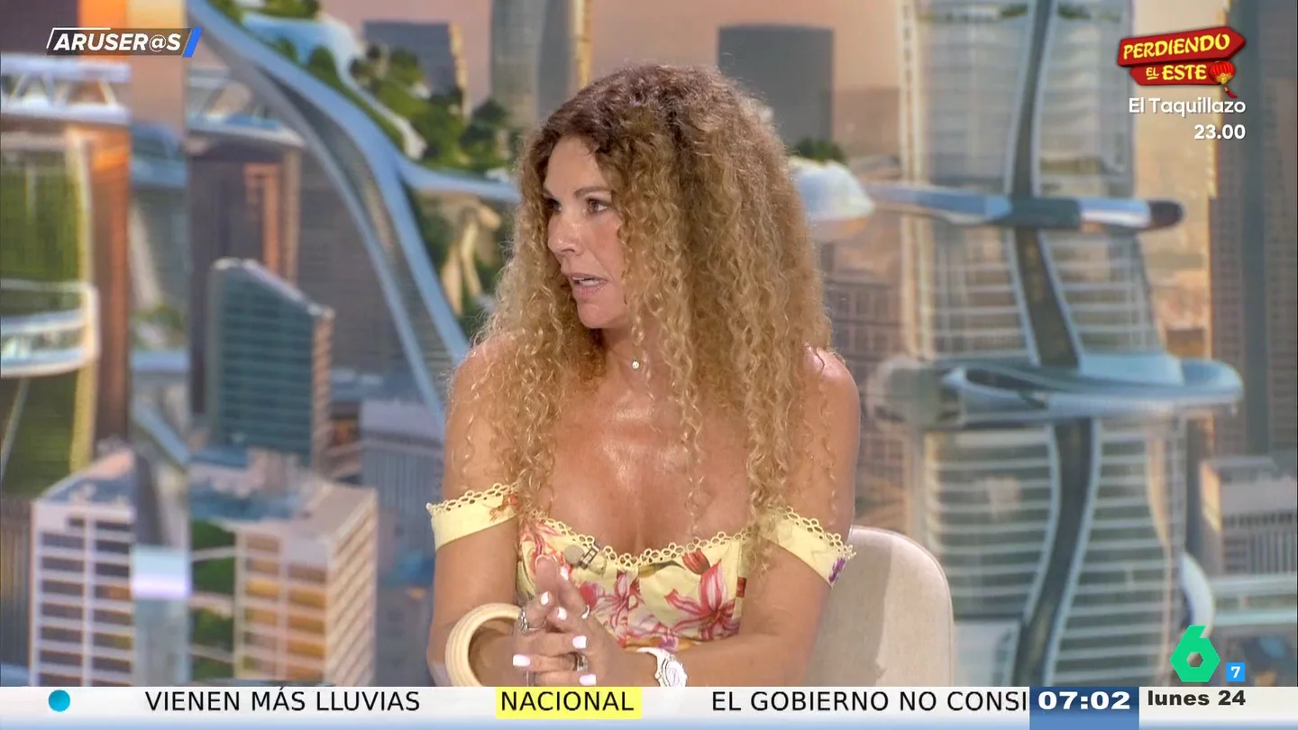 Angie Cárdenas desvela cómo vivió el eclipse "con un señor de 80 años en La Rioja": "El señor no me miraba" Angie Cárdenas desvela cómo vivió el eclipse "con un señor de 80 años en La Rioja": "El señor no me miraba"