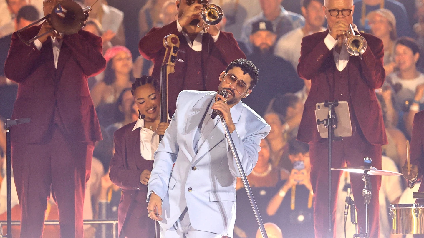El cantante puertorriqueño Bad Bunny en el cierre de su gira internacional 'Debí tirar más fotos' en San Juan (Puerto Rico). El cantante puertorriqueño Bad Bunny en el cierre de su gira internacional 'Debí tirar más fotos' en San Juan (Puerto Rico).