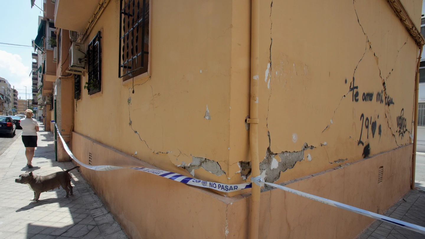 Vista de una grieta un una pared de una de las casas afectadas por los terremotos de los últimos días en el barrio del Zaidín de Granada Vista de una grieta un una pared de una de las casas afectadas por los terremotos de los últimos días en el barrio del Zaidín de Granada