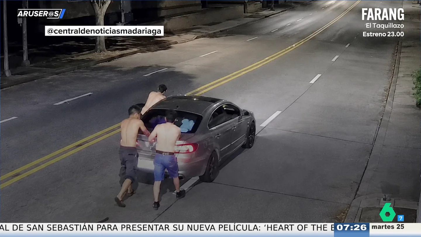 Intentan volver de fiesta sin conducir borrachos y la Policía les multa por empujar el coche Intentan volver de fiesta sin conducir borrachos y la Policía les multa por empujar el coche