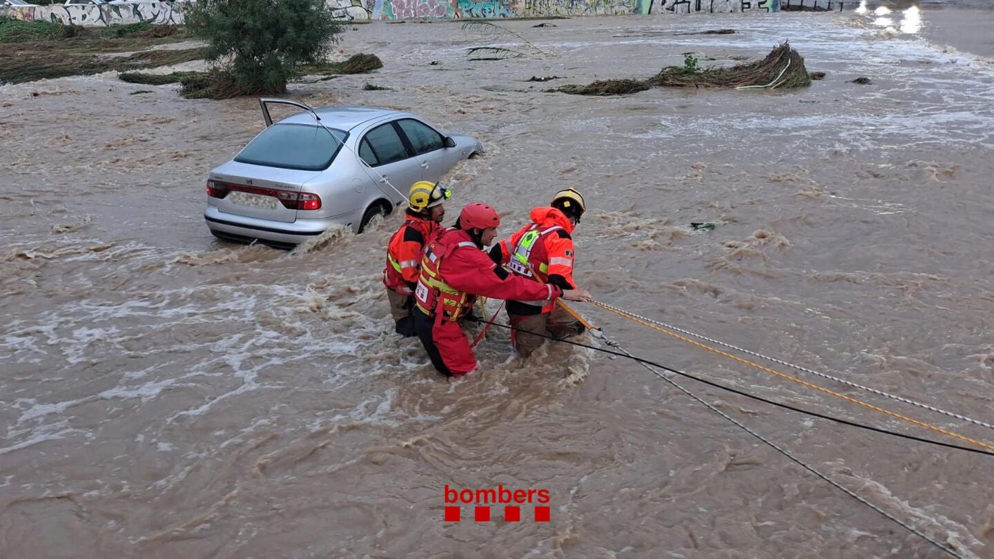 Fuertes lluvias en Tarragona cortan carreteras y l&iacute;neas de Rodalies por inundaciones