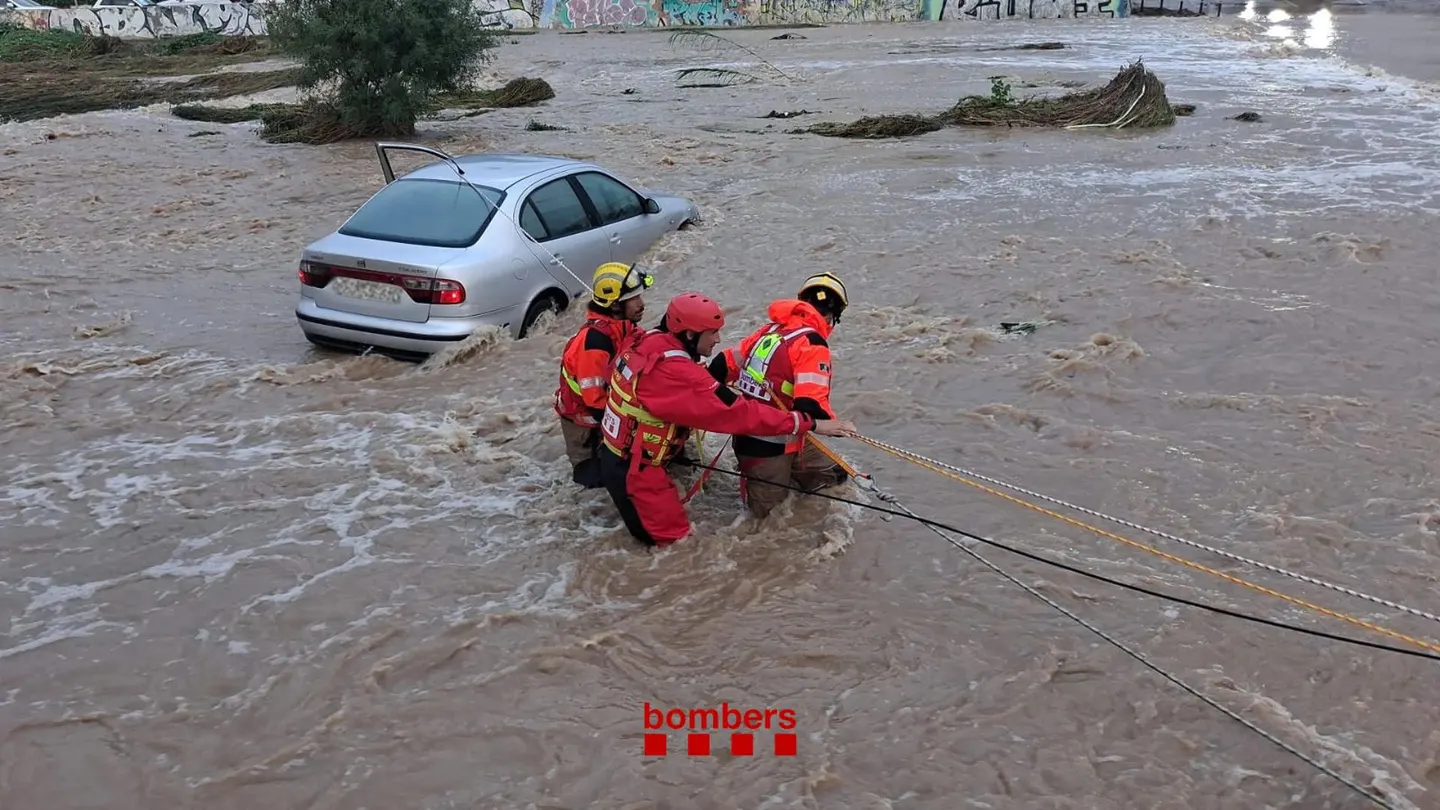 Fuertes lluvias en Tarragona cortan carreteras y líneas de Rodalies por inundaciones Fuertes lluvias en Tarragona cortan carreteras y líneas de Rodalies por inundaciones