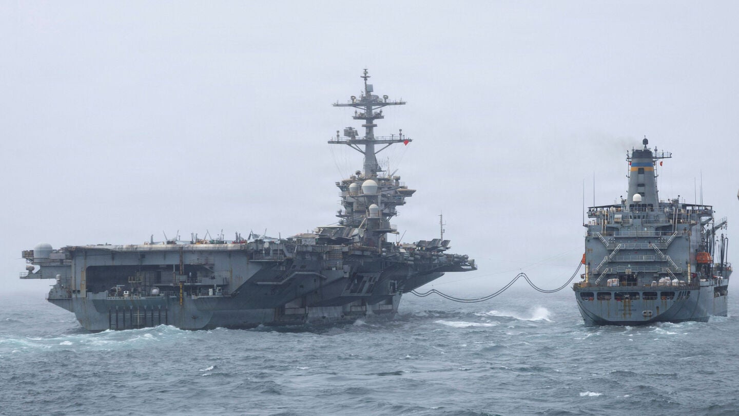 El portaaviones de la clase Nimitz de la Armada de los EEUU USS Abraham Lincoln, que apoya las operaciones militares estadounidenses en la guerra contra Ir&aacute;n