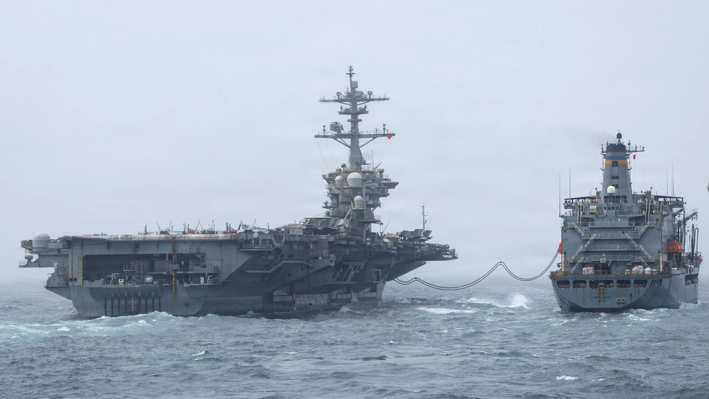 El portaaviones de la clase Nimitz de la Armada de los EEUU USS Abraham Lincoln, que apoya las operaciones militares estadounidenses en la guerra contra Irán El portaaviones de la clase Nimitz de la Armada de los EEUU USS Abraham Lincoln, que apoya las operaciones militares estadounidenses en la guerra contra Irán